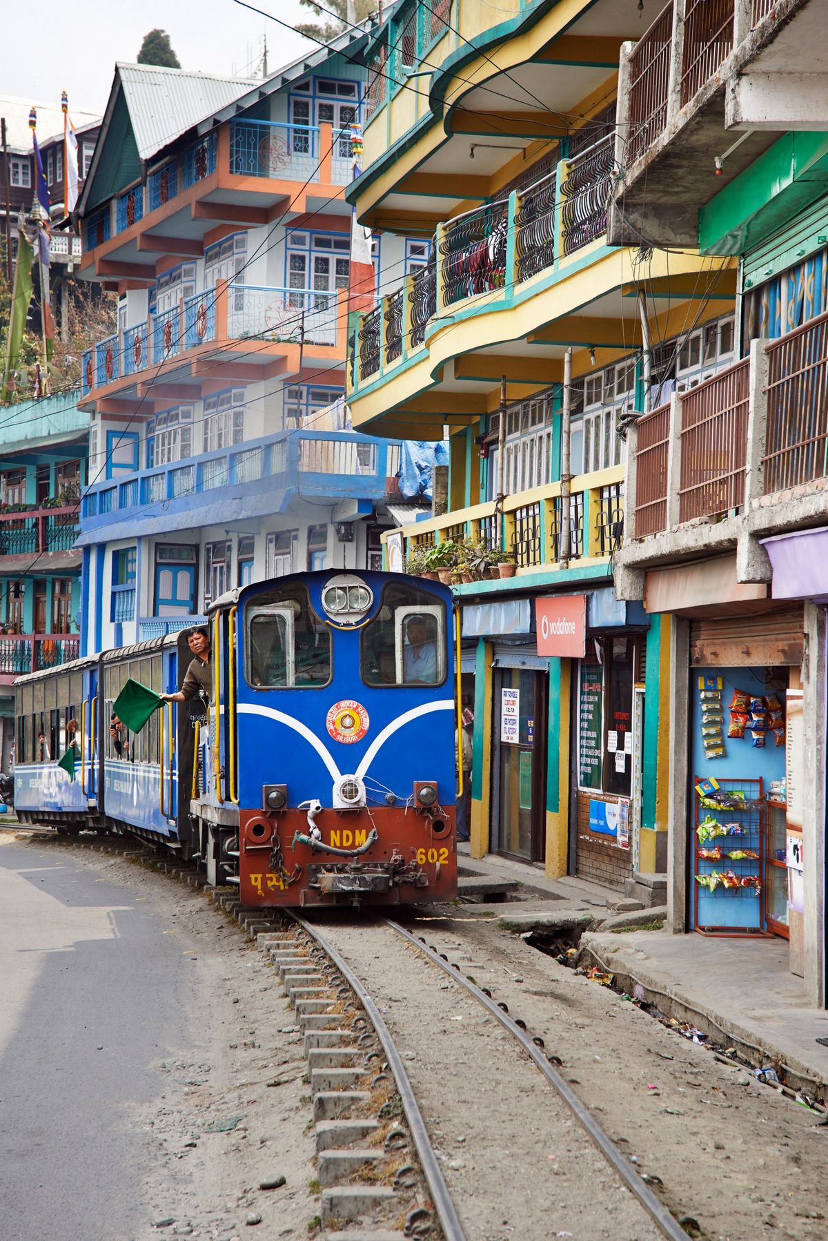 Darjeeling Travel Guide – Tea Gardens, Views & Himalayan Culture